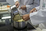 Groupe d'étudiantes en Diététique dans la cuisine pédagogique de l'IUT, préparant des plats sur les paillasses en inox.
