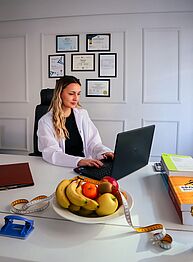 Diététicienne préparant ou analysant son rdv avec un patient (milieux hospitalier, libéral, restauration collective, prévention, etc).